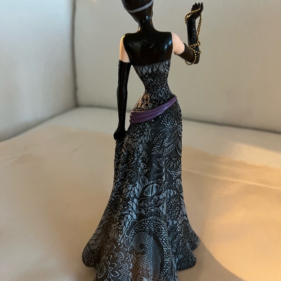 Enesco DC Comics Couture de Force Catwoman Figurine - Picture 4 of 10